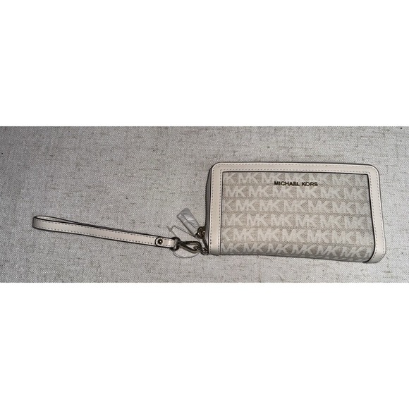 Michael Kors Handbags - NWT Michael Kors Jet Set Natural Light Cream Phone Case Wallet Wristlet
